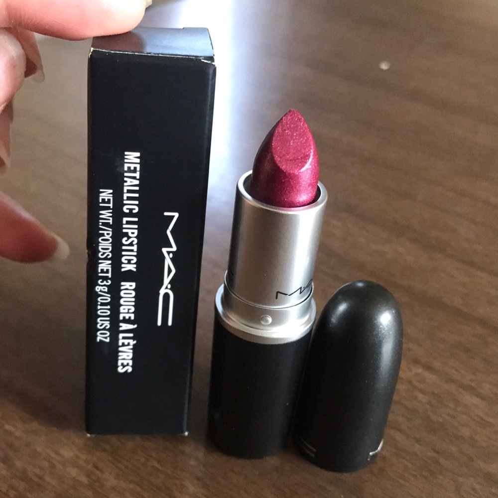MAC metallic lipstick 🖤